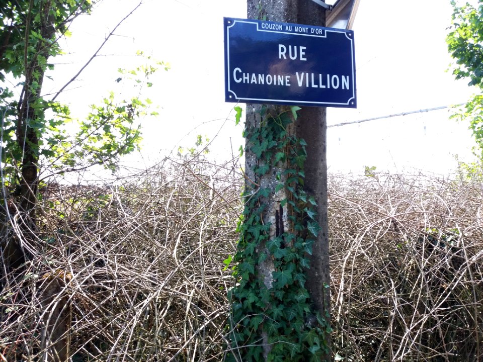 Couzon-au-Mont-d'Or - Rue Chanoine Villion, plaque