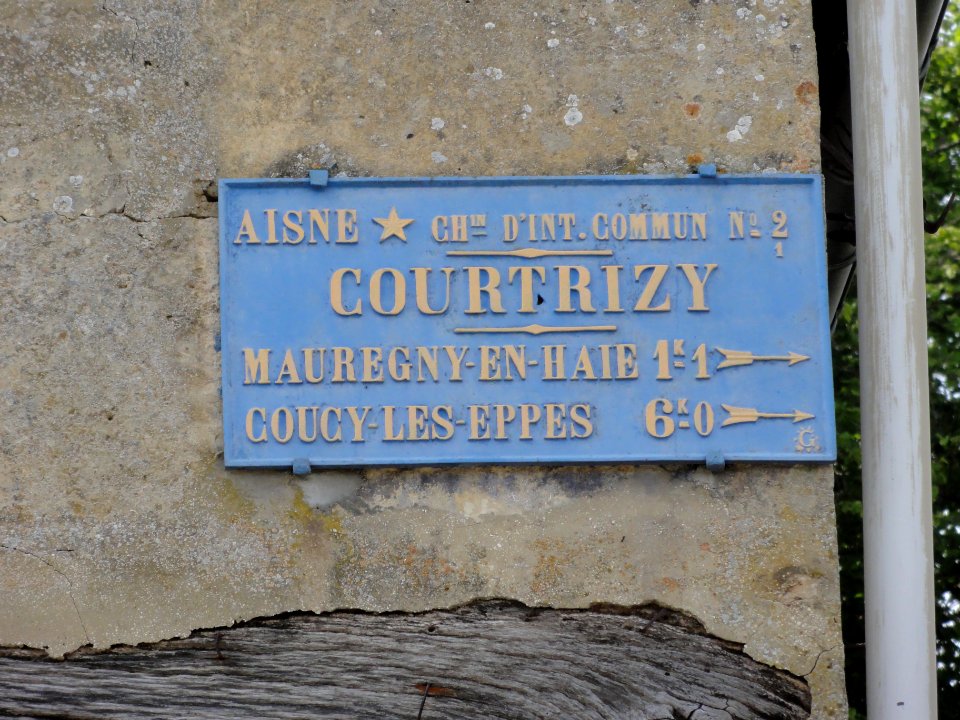 Courtrizy-et-Fussigny (Aisne) église (01) ancienne plaque routière