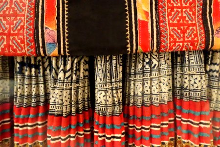 Costume, Hmong Hoa, Lao Cai, 1950, view 4, gown and apron in industrial cotton, skirt in three panels of help, trimmed in batik patterns - Vietnamese Women's Museum - Hanoi, Vietnam - DSC03762