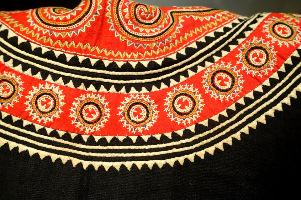 Costume, Hmong Hoa, Lao Cai, 1950, view 6, gown and apron in industrial cotton, skirt in three panels of help, trimmed in batik patterns - Vietnamese Women's Museum - Hanoi, Vietnam - DSC03772