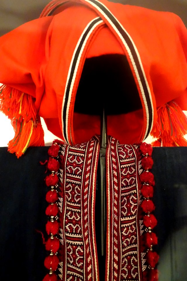 Costume, Dao Do, Lao Cai, 1972, handmade cotton, industial cotton with natural embroidered patterns - Vietnamese Women's Museum - Hanoi, Vietnam - DSC03737