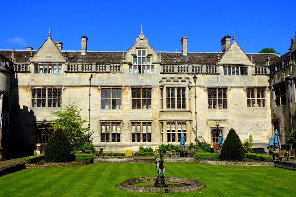 Courtyard - Rushton Hall - Northamptonshire, England - DSC09348