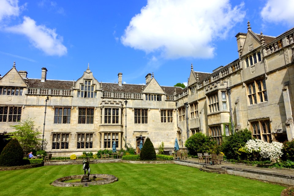 Courtyard - Rushton Hall - Northamptonshire, England - DSC09361