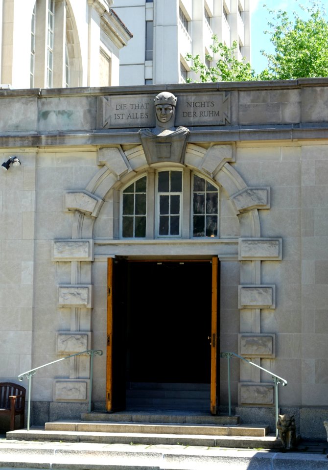 Courtyard doorway - Die Tat ist alles, nichts der Ruhm - Adolphus Busch Hall, Harvard University - DSC05767