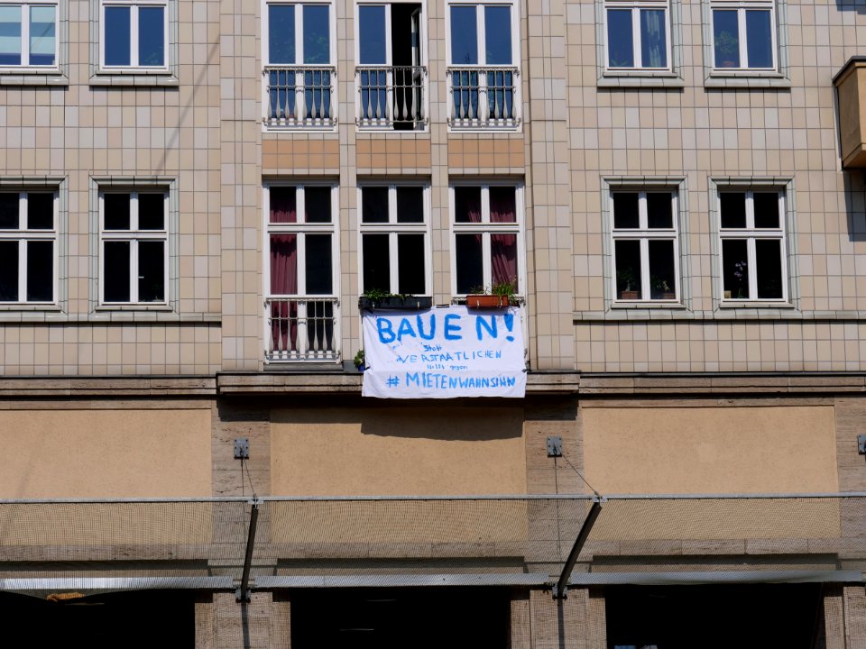 Counter-protest banner at the Karl-Marx-Allee during Mietenwahnsinn demonstration 06-04-2019 02