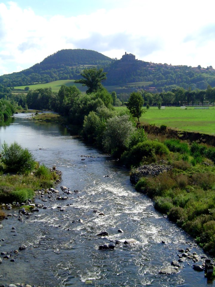 Coubon (Haute-Loire) la Loire avec vue sur le château de Bouzols