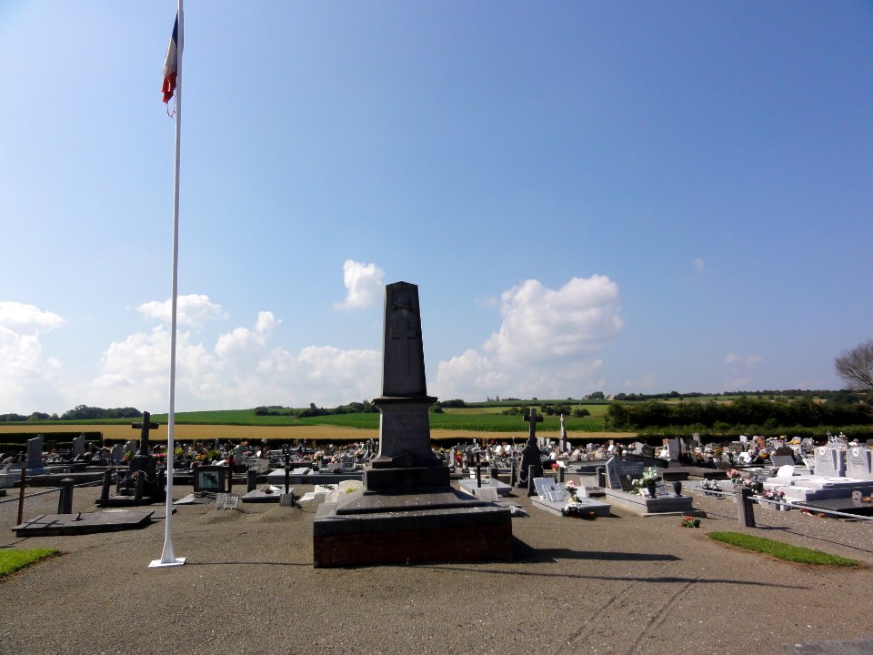 Cousolre (Nord, Fr) cimetière, monument aux morts et tombes de guerre