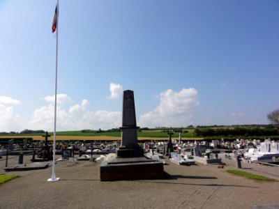 Cousolre (Nord, Fr) cimetière, monument aux morts et tombes de guerre