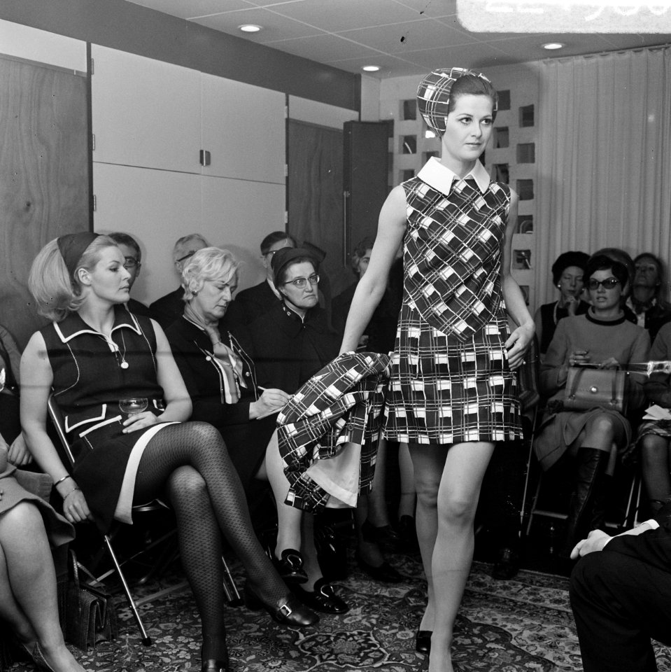 Couturier Edgar Vos toont nieuwe collectie. Ada Kok kijkt toe bij modeshow, Bestanddeelnr 922-1960