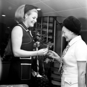 Couturier Edgar Vos toont nieuwe collectie. Ada Kok bij modeshow, Bestanddeelnr 922-1958