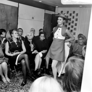 Couturier Edgar Vos toont nieuwe collectie. Ada Kok kijkt toe bij modeshow, Bestanddeelnr 922-1961