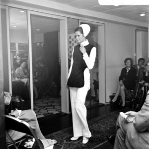 Couturier Edgar Vos toont nieuwe collectie de modeshow, Bestanddeelnr 922-1964
