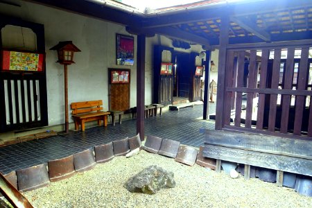 Courtyard walkways - Hirata Folk Art Museum - Takayama, Gifu, Japan - DSC06729