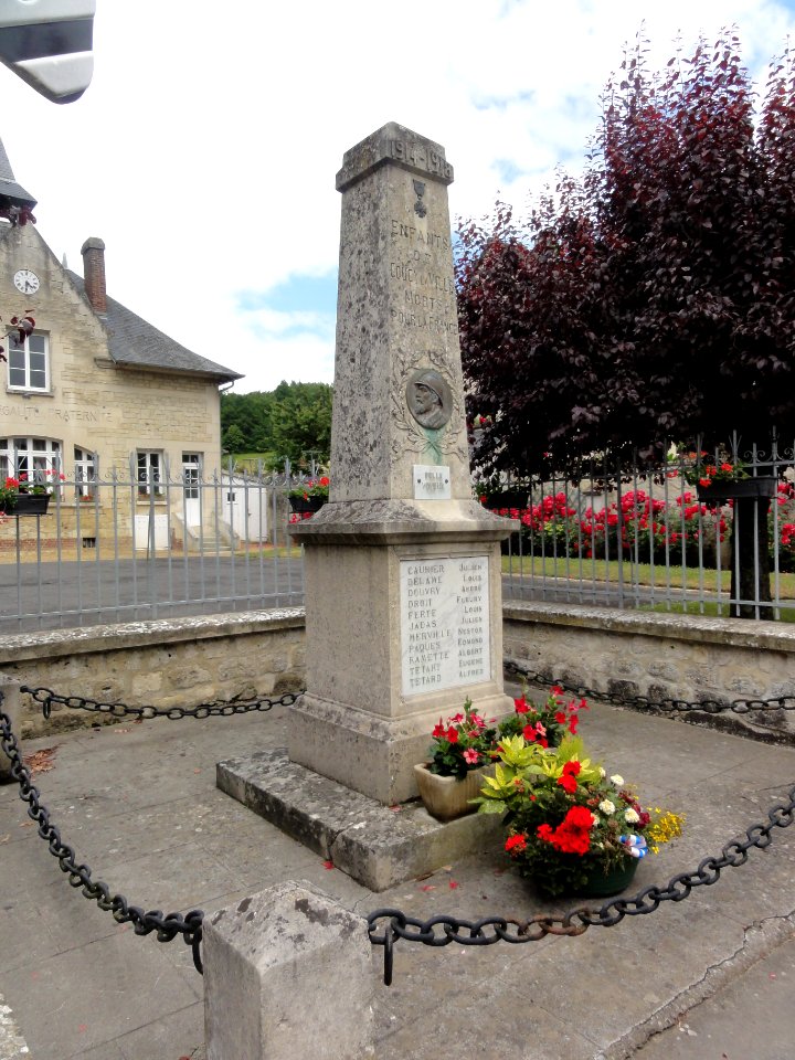 Coucy-la-Ville (Aisne) monument aux morts