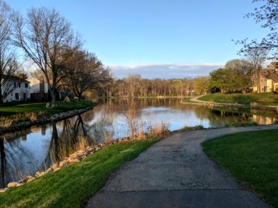 Cottonwood Park lake in Rolling Meadows, Illinois (from west)