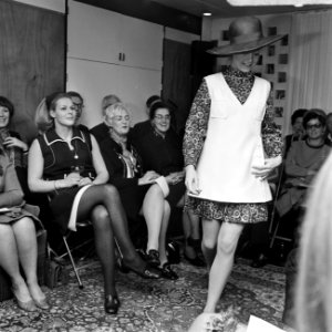 Couturier Edgar Vos toont nieuwe collectie. Ada Kok kijkt toe bij modeshow, Bestanddeelnr 922-1959