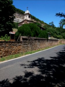 Couzon-au-Mont-d'Or - Rue Chanoine Villion, chapelle de l'asile Saint-Léonard, derrière les arbres