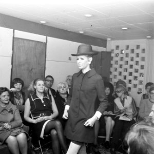 Couturier Edgar Vos toont nieuwe collectie. Ada Kok kijkt toe bij modeshow, Bestanddeelnr 922-1963