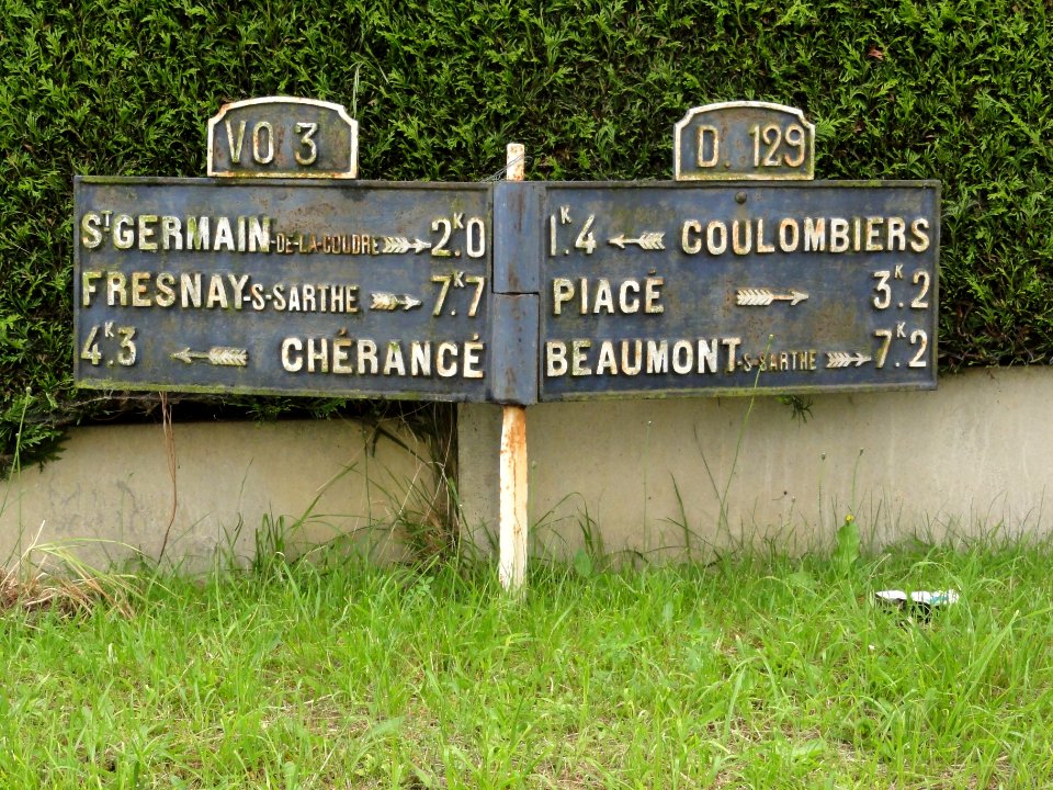 Coulombiers (Sarthe) plaques de cocher au hameau Les Perras