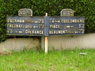 Coulombiers (Sarthe) plaques de cocher au hameau Les Perras