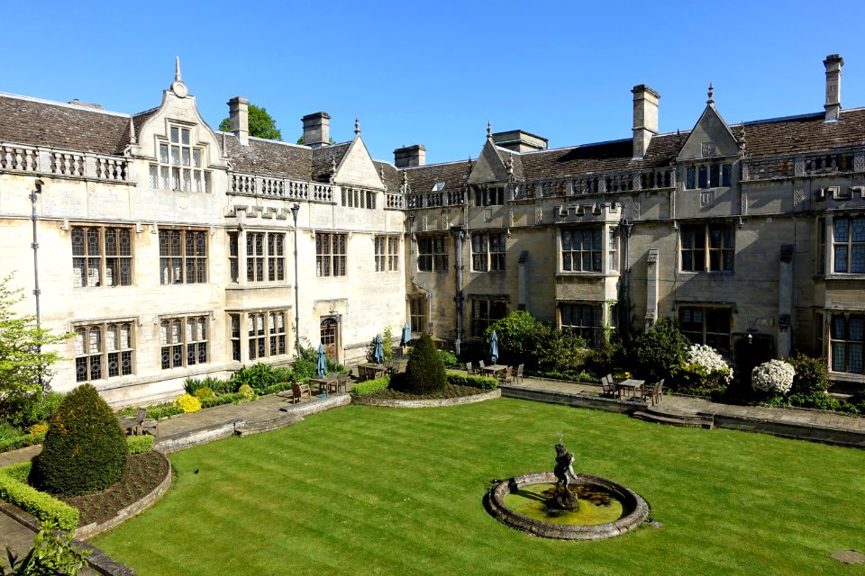 Courtyard - Rushton Hall - Northamptonshire, England - DSC09344