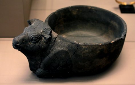 Coupe protomé taureau Bitume Louvre AO 14012018