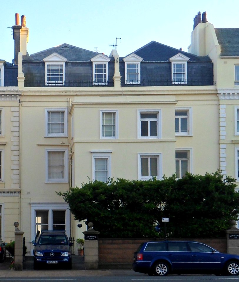 Courtenay Beach, Kingsway, Hove (NHLE Code 1280508) (September 2013)