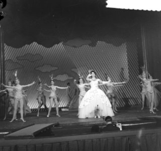 Corry Brokken in Sleeswijks Revue, Bestanddeelnr 912-7125