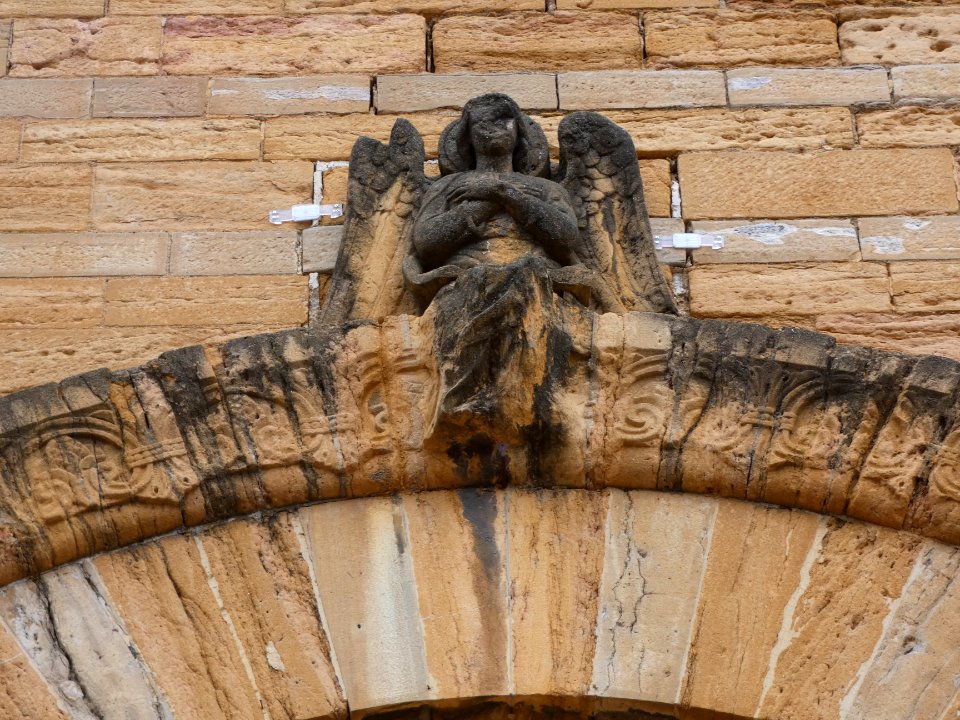Couzon-au-Mont-d'Or - Église Saint Maurice - Façade - Statue d'ange au-dessus du tympan