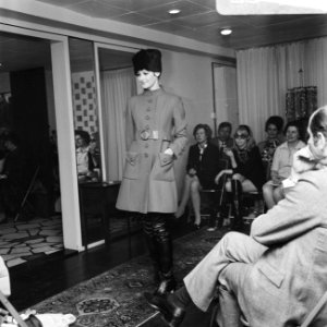 Couturier Edgar Vos toont nieuwe voorjaarscollectie, Bestanddeelnr 922-1955 photo