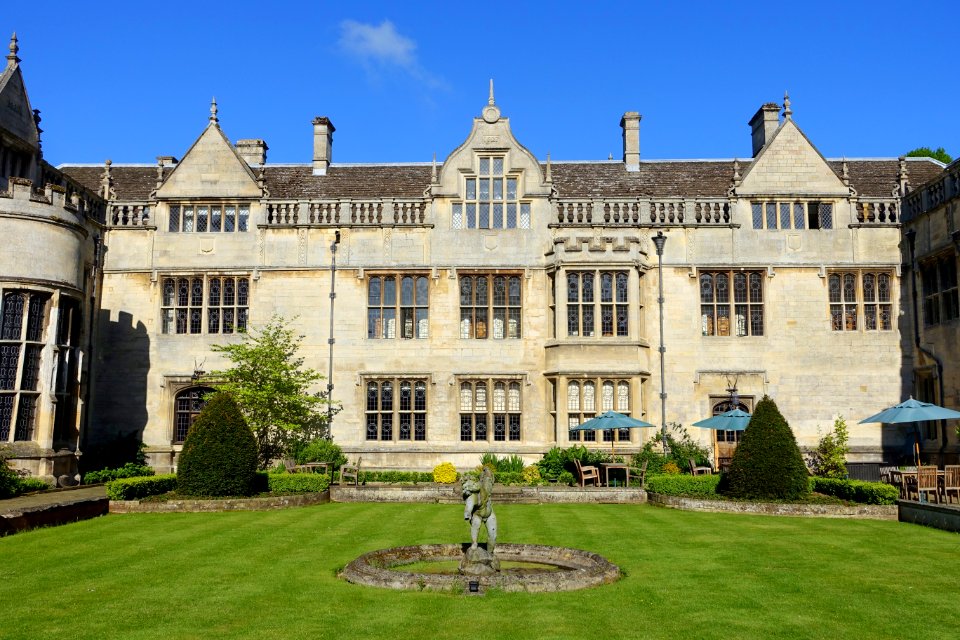Courtyard - Rushton Hall - Northamptonshire, England - DSC09501