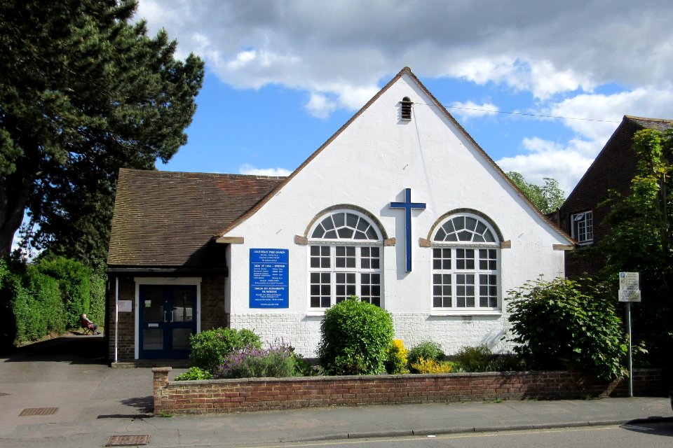 Courtenay Free Church, Walton Road, Maybury, Woking (June 2015) (1)