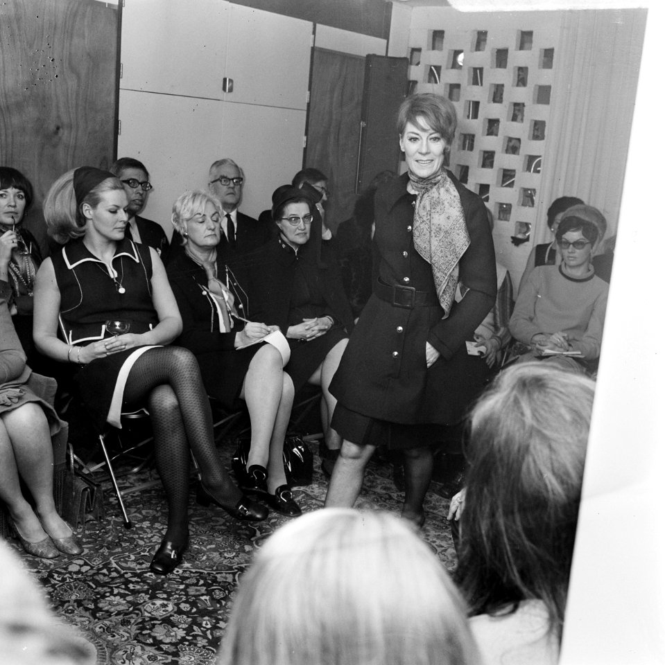 Couturier Edgar Vos toont nieuwe collectie. Ada Kok kijkt toe bij modeshow, Bestanddeelnr 922-1962