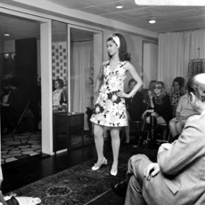 Couturier Edgar Vos toont nieuwe voorjaarscollectie, Bestanddeelnr 922-1956