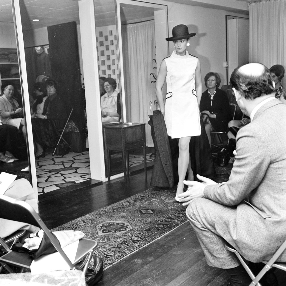 Couturier Edgar Vos toont nieuwe collectie de modeshow, Bestanddeelnr 922-1966