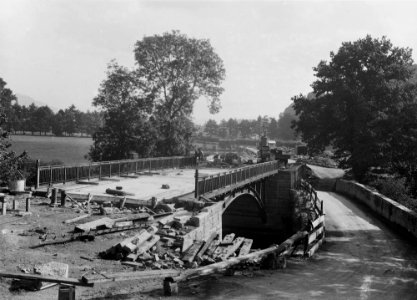 Construction of the new Irfon bridge with the old bridge alongside (1293821)