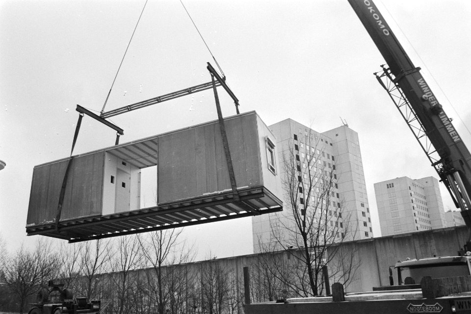 Containercellen worden bij Bijlmerbajes naar binnen gehesen, Bestanddeelnr 933-8584