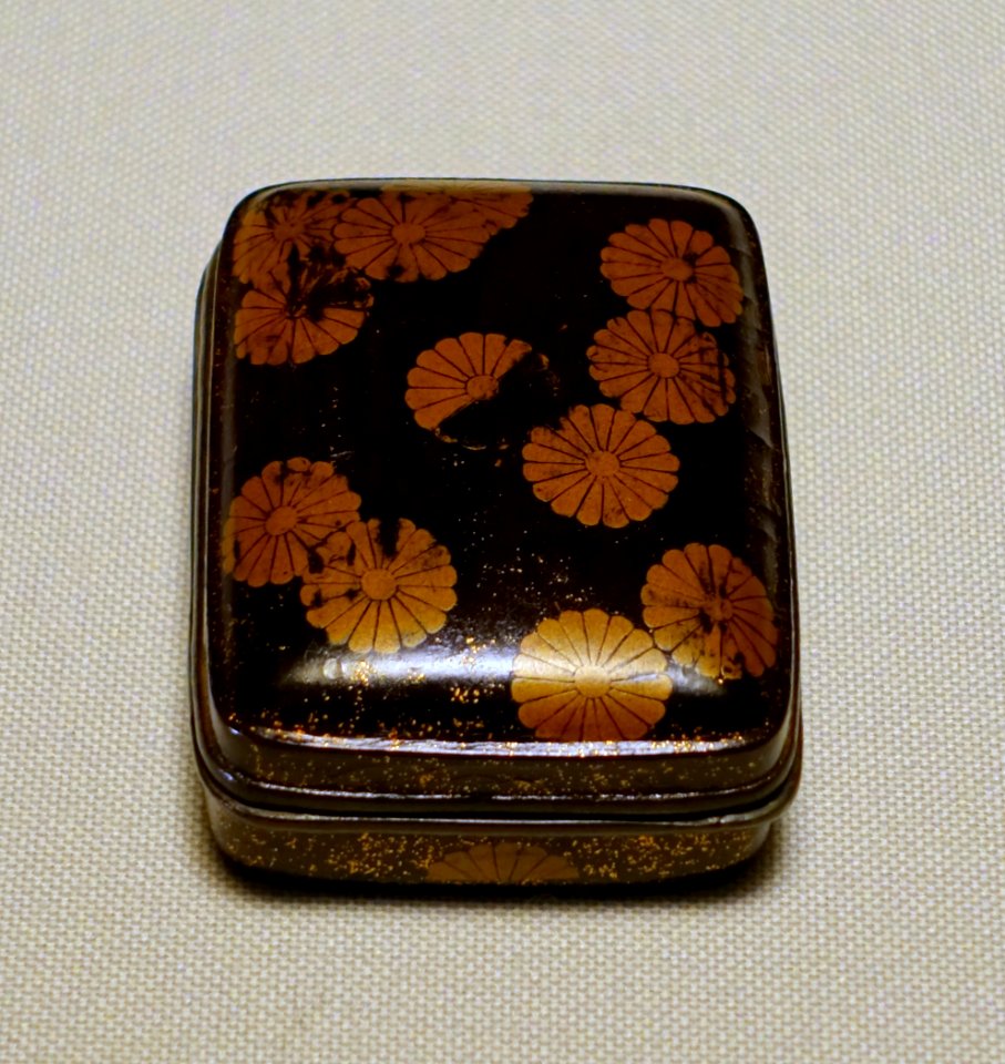 Container for tooth dye in chrysanthemum pattern, Muromachi period, 1500s AD, maki-e lacquer - Tokyo National Museum - Ueno Park, Tokyo, Japan - DSC08723