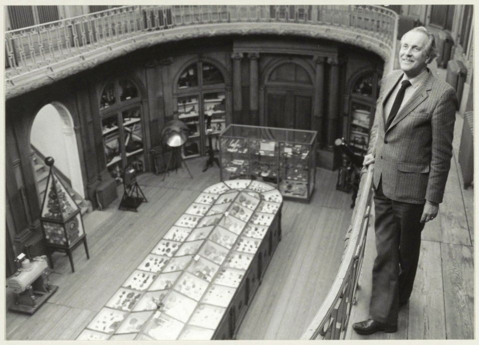 Conservator J van Borssum Buisman van het Teylers Museum in de ovale zaal