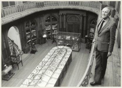 Conservator J van Borssum Buisman van het Teylers Museum in de ovale zaal