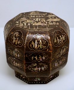 Container decorated with the 18 scholars of the Tang Dynasty, China, Yuan or early Ming dynasty, wood with lacquer and mother-of-pearl - Linden-Museum - Stuttgart, Germany - DSC03515