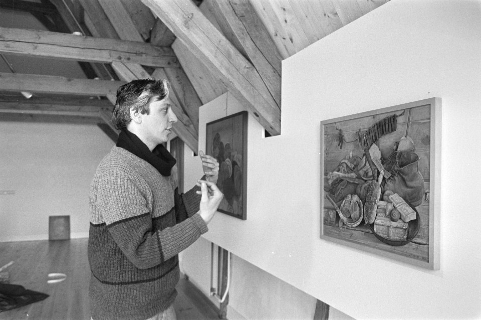 Conservator G. Groenewoud bij een schilderij, Bestanddeelnr 933-6202