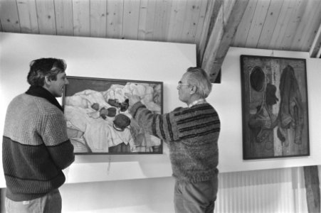 Conservator Groenewoud (l) en Jopie Huisman bij een schilderij, Bestanddeelnr 933-6200