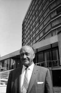 Conrad N Hilton voor zijn nieuwe hotel in Amsterdam (portret), Bestanddeelnr 914-1160