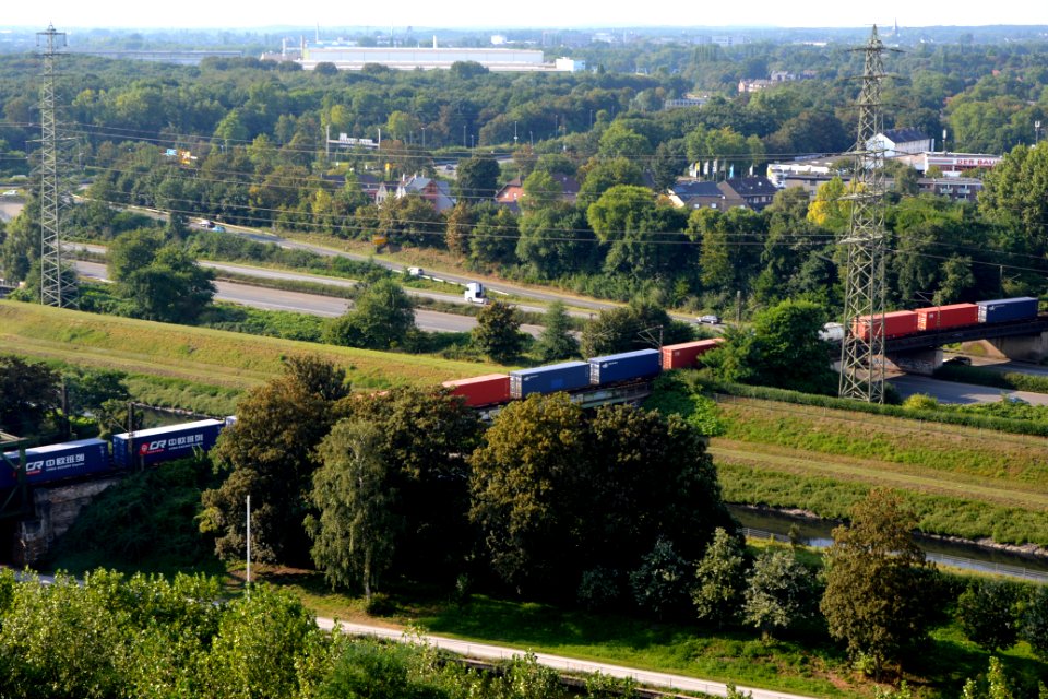 Container train crosses BAB 42