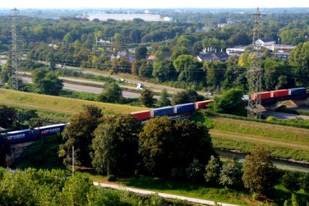 Container train crosses BAB 42