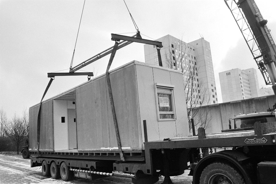 Containercellen worden bij Bijlmerbajes naar binnen gehesen, Bestanddeelnr 933-8585