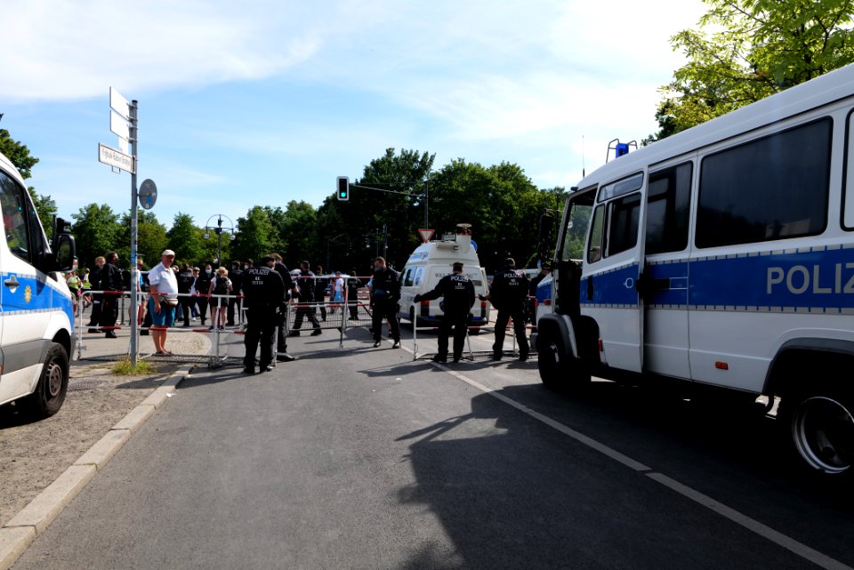 Conspiracy theorist protest Berlin Straße des 17 Juni 2020-08-01 19