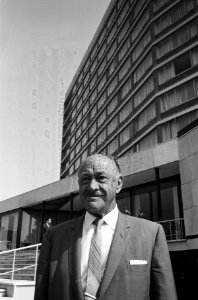 Conrad N Hilton voor zijn nieuwe hotel in Amsterdam, Bestanddeelnr 914-1158