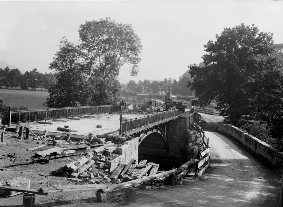 Construction of the new Irfon bridge with the old bridge alongside (1293590)